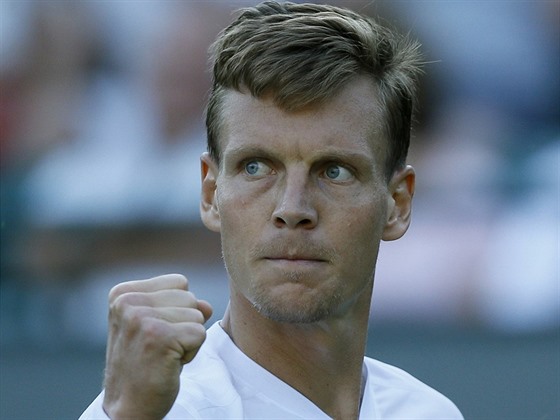 eský tenista Tomá Berdych pedvádí vítzné gesto v utkání 1. kola Wimbledonu.