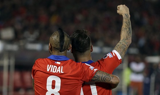 Eduardo Vargas (vpravo) a Arturo Vidal slaví gól Chile v semifinále Copy...
