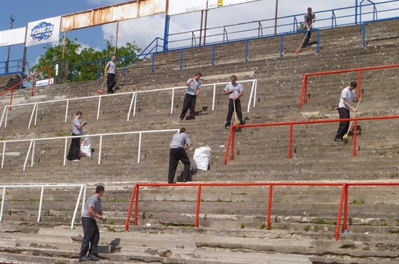 S úklidem stadionu Petru vancarovi pomohli i brnntí vzni..