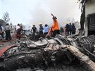 V Indonésii spadl armádní letoun na hotel a domy ve městě Medan (30. června...