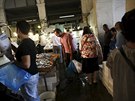 Nakupující a prodavai na hlavním aténském rybím trhu. (30. 6. 2015)