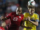 Portugalec Joao Mario (vlevo) v souboji s Ludwigem Augustinssonem ze védska.