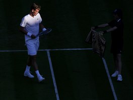 esk tenista Tom Berdych zachycen ve zvltn he stn v 1. kole Wimbledonu.