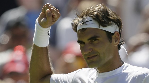 výcarský tenista Roger Federer se raduje z postupu do 2. kola Wimbledonu.