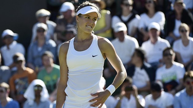 Kanadsk tenistka Eugenie Bouchardov se div, co pedvd v 1. kole Wimbledonu.