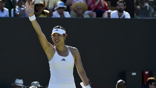 nsk tenistka Tuan Jing-jing se raduje po senzan vhe nad Kanaankou Bouchardovou ve Wimbledonu.