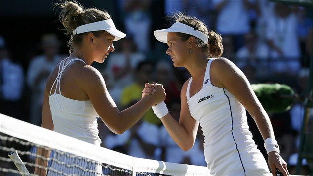 Rumunka Simona Halepov gratuluje Jan epelov k vhe, Slovenka se postarala o pekvapven na tenisovm Wimbledonu.