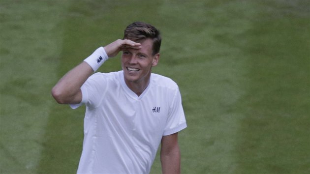 eský tenista Tomá Berdych oslavuje postup do 2. kola Wimbledonu.