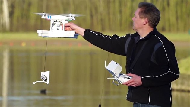 Až dron uloží nástrahu, poslušně se vrátí do rukou majitele.