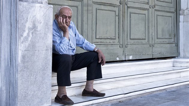 Senior čeká před ústředím řecké Národní banky v Aténách. Ministerstvo financí rozhodlo, že otevře některé pobočky bank, aby si důchodců mohli vybrat hotovost. (30. 6. 2015)