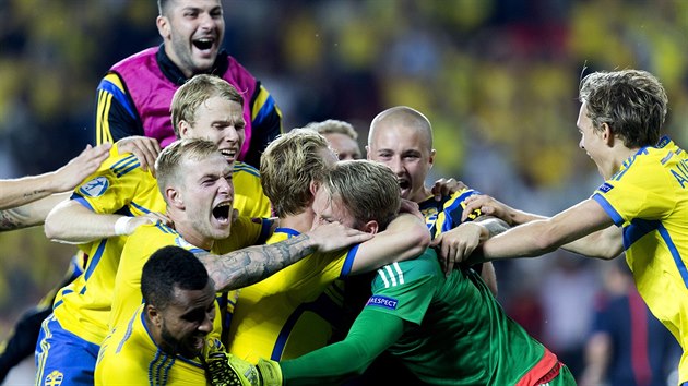 JSME MISTŘI Švédští fotbalisté právě vyhráli šampionát do 21 let, ve finále v Praze porazili Portugalce v penaltovém rozstřelu.