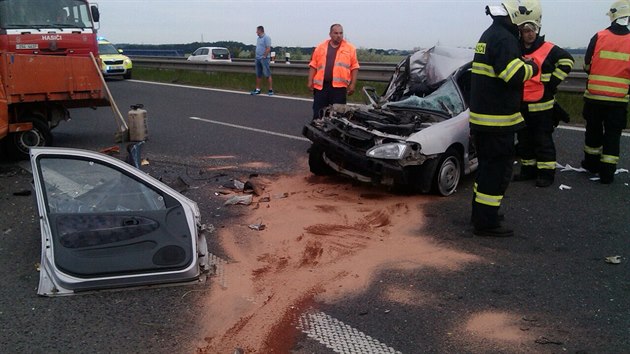 na komunikaci R6 u Unhot dolo po stetu nkladnho vozu s automobilem k vn dopravn nehod.