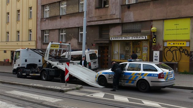 Policist jeli k hern, kter byla pepadena. Na mst se ale vybourali kvli vozidlu, kter jim vjelo do cesty z vedlej ulice.