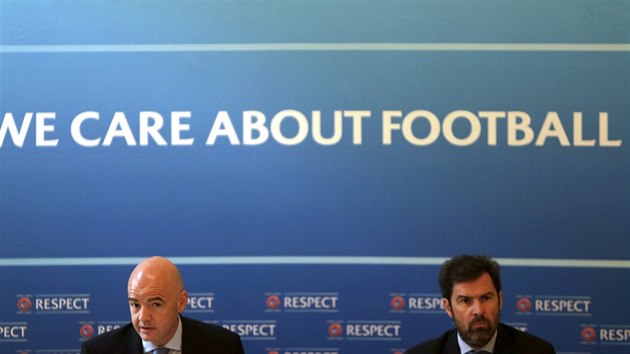Generální sekretář (UEFA) Gianni Infantino a tiskový mluvčí David Farrelly na tiskové konferenci v Praze