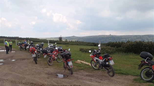 Motorky v zákazu vjezdu u Vrbatovy boudy v Krkonoském národním parku...