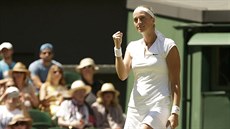 Petra Kvitová slaví hladký postup do 2. kola tenisového Wimbledonu.