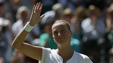 eská tenistka Petra Kvitová zdraví diváky na wimbledonském centrálním dvorci...