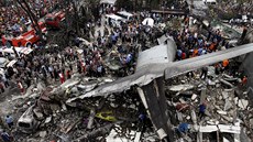 V Indonésii spadl armádní letoun na hotel a domy, zemely desítky lidí (30....