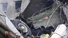 V Indonésii spadl armádní letoun na hotel a domy, zemely desítky lidí (30....