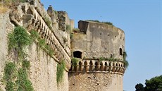 Mohutné hradby pevnosti v Crotone, vysoké a 20 metr, budí respekt i dnes....