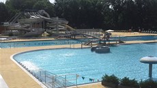 Bazén s plaveckými dráhami v areálu koupaliště Flošna.