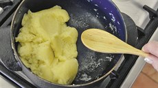 Kastrol s t�stem vra�te na mírný ohe� a za stálého obracení hmotu proh�ívejte....