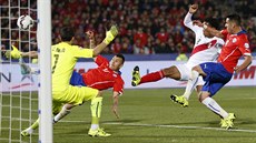 Chilský fotbalista Gary Medel (druhý zleva) skóruje v semifinále Copy Amériky -...
