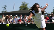 Dustin Brown bhem prvního kola Wimbledonu