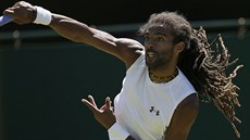 Dustin Brown bhem prvního kola Wimbledonu