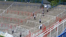 S úklidem stadionu Petru vancarovi pomohli i brnntí vzni..