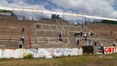 S úklidem stadionu Petru vancarovi pomohli i brnntí vzni..