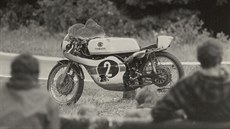Pokozená Yamaha Billa Ivyho po pádu v závodu do 125 ccm v úseku Kamenolom. Ivy...