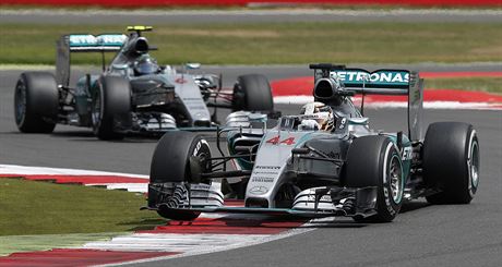 Lewis Hamilton v ele Velké ceny Velké Británie ped Nico Rosbergem.
