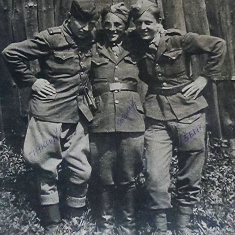 Fotka Vasila Timkovie (vlevo) a jeho kamarád  z roku 1944 prola adou boj....