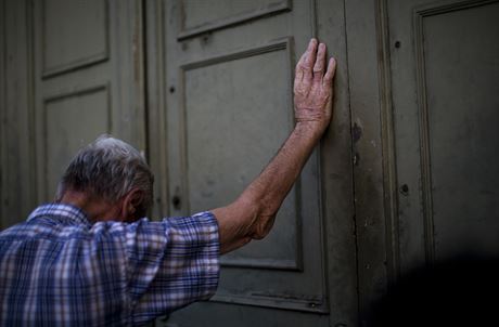 ecký senior eká ped vstupem do národní banky v centru Atén. S potíemi se...