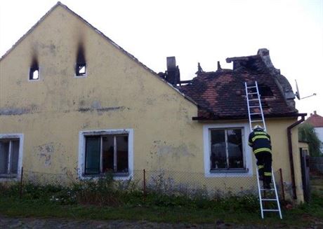 V obci Dená nkdo zapálil oputný dm s hospodáskými staveními.