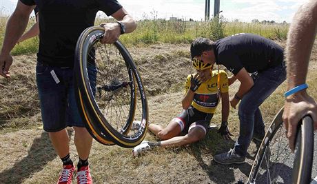 ZAÁTEK KONCE. Fabian Cancellara na zemi po pádu 59 kilometr ped cílem