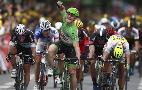 Andr Greipel (v zelenm) prv projel jako prvn clem pt etapy Tour de...