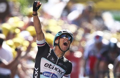 Zdenk tybar se raduje z vtzstv v est etap Tour de France.