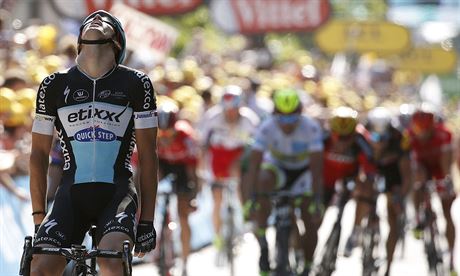 PAMÁTNÝ DEN. 9. ervence 2015: Zdenk tybar triumfuje v esté etap Tour do Le Havru. 