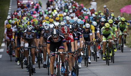 Cyklistický peloton v esté etap Tour de France