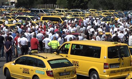 Demonstrace taxiká v Praze v ervenci letoního roku. Dorazily stovky aut