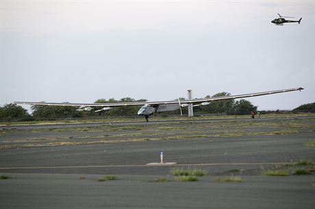 Letoun Solar Impulse 2 pistv na letiti Kalaeloa na Havaji. Ukonil nejdel...