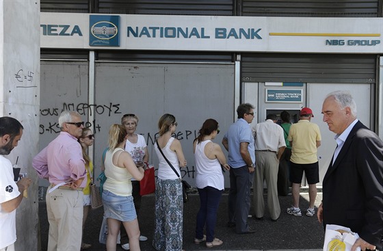 Lidé se shromaují u bankomat, aby si vybral i 60 euro, které jim vláda denn...