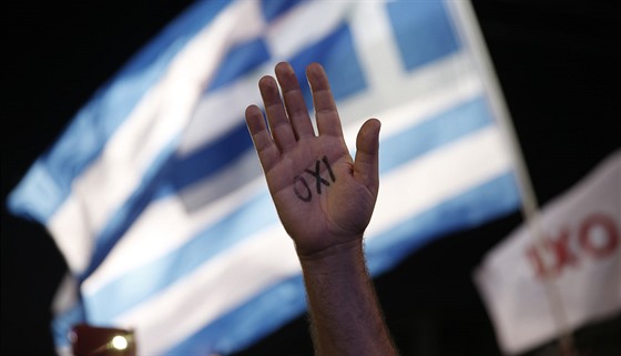 Demonstrace odpůrců dalších škrtů v centru Atén (3. července 2015)