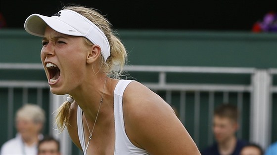 Dánská tenistka Caroline Wozniacká se raduje z postupu do 3. kola Wimbledonu...