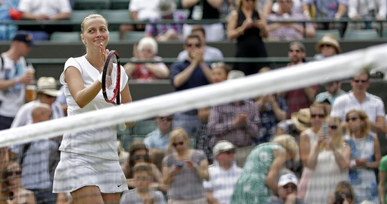 eská tenistka Petra Kvitová dkuje divákm za podporu ve 2. kole Wimbledonu.
