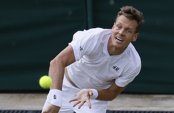 eský tenista Tomá Berdych podává ve 2. kole Wimbledonu.