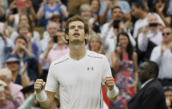 Britský tenista Andy Murray oslavuje postup do semifinále Wimbledonu.