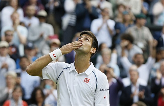 Srbský tenista Novak Djokovi slaví postup do semifinále Wimbledonu.
